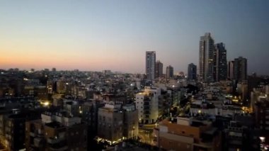 Tel Aviv panoramik hiperhız, deniz kenarı manzarası. İsrail, deniz kıyısında şehir aşırı hızlandı.