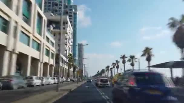 Conducir alrededor de Tel Avivby coche, vista desde una ventana del coche. Tráfico en las carreteras de Tel Aviv. Tel Aviv carreteras vueltas de tiempo — Vídeo de stock