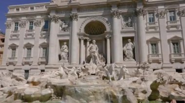 Trevi Çeşmesi Roma 'da genel plan, Trevi Çeşmesi güneşli havada