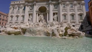 Trevi Çeşmesi güneşli bir havada. Trevi Çeşmesi Roma 'da genel plan,