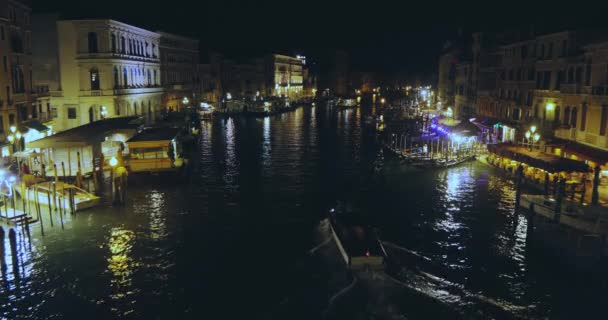 Το πλοίο πλέει κατά μήκος του Μεγάλου Καναλιού στη Βενετία τη νύχτα, νυχτερινή λήψη του Μεγάλου Καναλιού, Βενετία, Ιταλία — Αρχείο Βίντεο