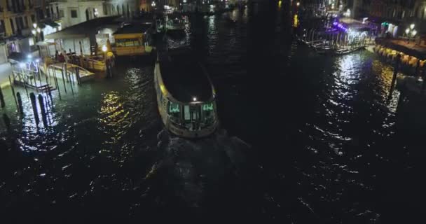 Vaporetto in Grand Canal in der Nacht, Rahmen von der Brücke. Venedig, Italien — Stockvideo