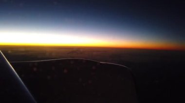 Uçak penceresinden gün batımını, uçak penceresinden gün doğumunu.