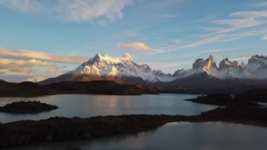 Payne Grande Dağı, Şili 'deki Nordenskjold Gölü, Patagonya. Payne Grande Dağı manzarası