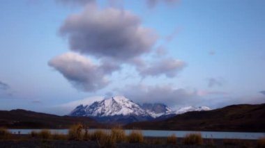 Gün batımında Cerro Payne Grande ve Torres del Paine Dağı. Şili 'deki Nordenskjold Gölü, Patagonya.