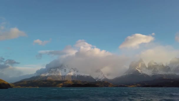 Payne Grande-hegy, Nordenskjold-tó Chilében, Patagóniában. Kilátás a Mount Payne Grande-ra — Stock videók