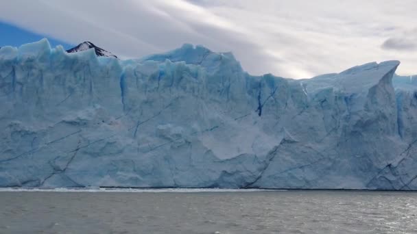 Сірий льодовик Патагонія сповільнює рух, панорамний вид на озеро Грей, Патагонія, Чилі — стокове відео