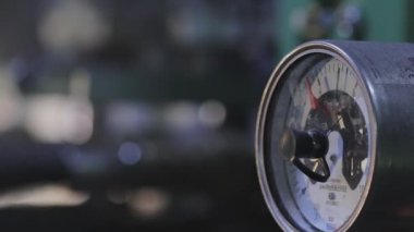 Endüstriyel basınç göstergesinde ok hareketi. Endüstriyel basınç göstergesi