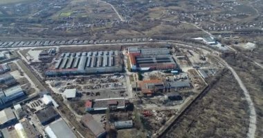 Fabrikanın endüstriyel dış cephesi. Büyük bir fabrikanın havadan görünüşü.