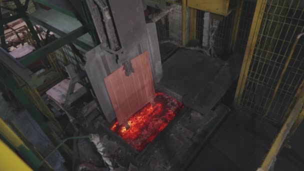 Hot metal in the furnace, continuous casting casting. Furnace copper smelting — Stock Video