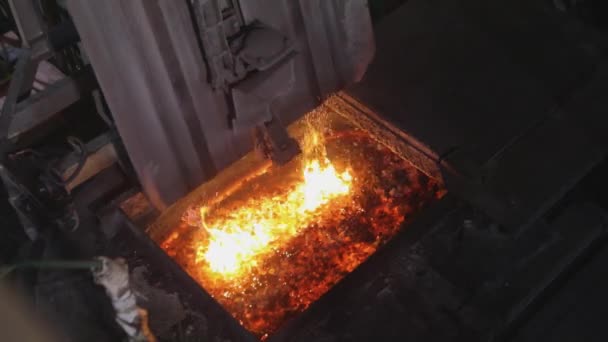 Le four avec métal fondu. La fusion du cuivre dans le four, le processus de fusion du cuivre dans le four. — Video