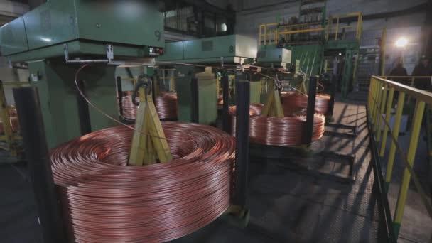 近代的なケーブル工場。ケーブルの製造。接近中だ。工場でのケーブルワイヤ製造と機械. — ストック動画