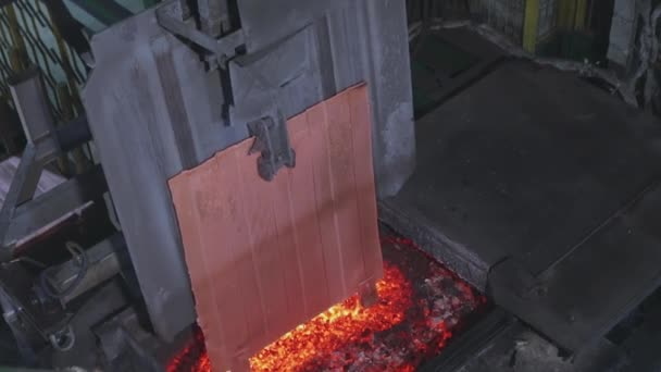 O derretimento de cobre no forno, o processo de fusão de cobre no forno. O forno com metal fundido — Vídeo de Stock