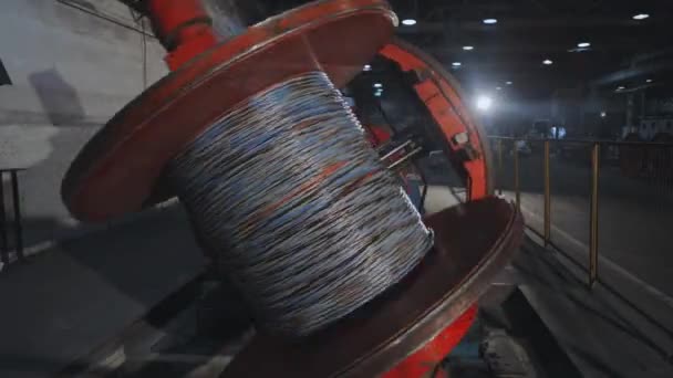 Proceso de producción de cables, mecanismo en una fábrica de cables — Vídeo de stock