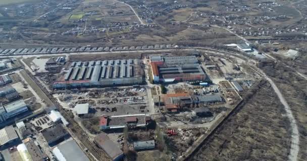 Industriële buitenkant van een fabriek. Luchtfoto van een grote fabriek. — Stockvideo