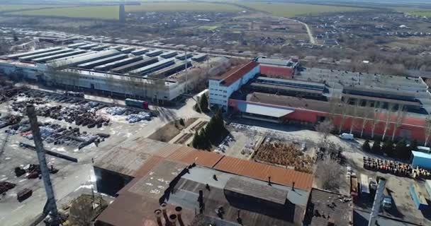 Duży, fabryczny widok z lotu ptaka, na zewnątrz dużej fabryki. Widok z góry rośliny — Wideo stockowe