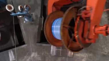 Parçalanmış kabloyu birleştirin. Fabrikadaki kablo üretimi için modern ekipman. Kablo üretim süreci
