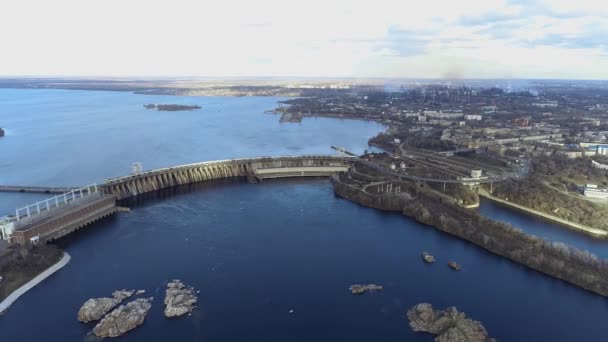 Wasserkraftwerk aus der Luft, Saporischja, Ukraine. Ein Damm in der Stadt Saporoschje. Großes Staudamm-Luftbild — Stockvideo