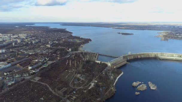 Ucrania, la ciudad de Zaporozhye panorama aéreo. El plan general para la presa y la ciudad de Zaporozhye — Vídeo de stock