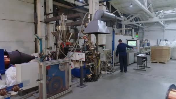 Isolamento de fio na máquina, máquina para isolamento do fio, planta de produção de cabos — Vídeo de Stock