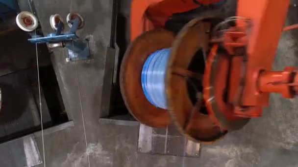 Assemblage torsion fil torsadé. Équipement moderne à l'usine pour la production de fils. Processus de fabrication de fil