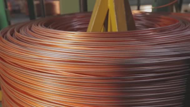 Cabo de cobre, uma bobina de cabo de cobre. Fabricação de cabos de cobre — Vídeo de Stock