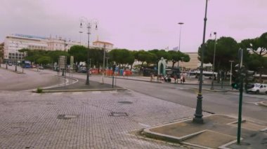 Roma 'da bulutlu, yağmurlu bir hava var. Roma 'da trafik vardı. İtalyan sokakları