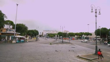 Roma 'da bulutlu, yağmurlu bir hava var. Roma 'da trafik vardı. İtalyan sokakları