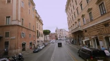 Roma sokaklarında arabayla bir yolculuk, Roma sokaklarında bir arabanın penceresinden manzara. Roma 'nın eski sokakları