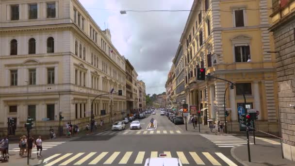 Eine Autofahrt durch die Straßen Roms. Blick aus dem Fenster eines Autos auf die Straßen Roms. Menschen gehen in Rom durch die Straßen. Alte Straßen von Rom. — Stockvideo