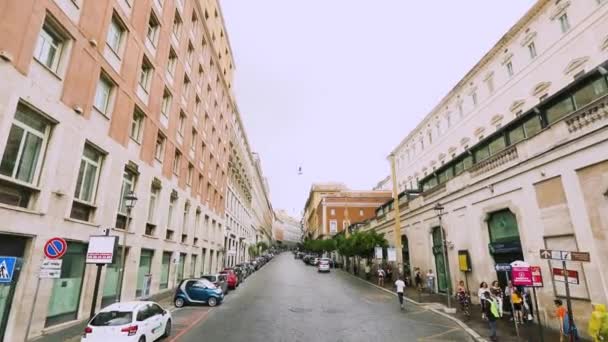 Ruas de Roma vista da janela de um carro. Ruas antigas de Roma. Uma viagem de carro pelas ruas de Roma — Vídeo de Stock