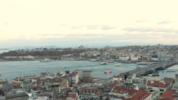 Panoramisch uitzicht vanaf de Galatatatoren op Istanbul. Bay golden horn time lapas, schepen in de baai golden horn time lapas. Taime rondjes vanaf de Galata toren. — Stockvideo