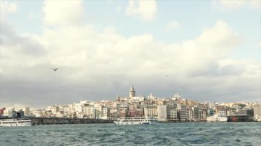 İstanbul 'un eski kıyısında. Galata Kulesi ve Galata Köprüsü bir karede