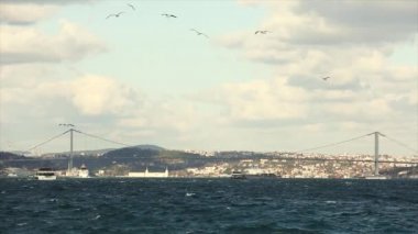 Boğaz 'da daha büyük modern tekneler. Boğaz Köprüsü, Boğaz ve Boğaz Köprüsü üzerinde güzel bir gökyüzü