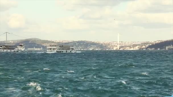 Größere moderne Boote auf dem Bosporus. Bosporus-Brücke, ein schöner Himmel über dem Bosporus und der Bosporus-Brücke — Stockvideo