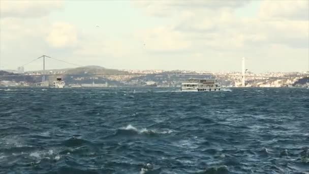 Barcos de recreio flutuando em tempo ventoso — Vídeo de Stock