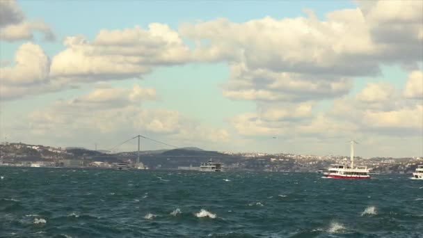 Boğaz 'da daha büyük modern tekneler. Boğaz köprüsü. İstanbul, Türkiye. 10 Nisan 2019 — Stok video