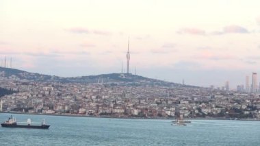 İstanbul 'daki TV Kulesi Boğaz' dan bakıyor. İstanbul ve televizyon kulesinin Boğaz manzarası