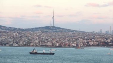İstanbul 'daki TV Kulesi Boğaz' dan bakıyor. Kargo gemisi Boğaz 'la yola çıkıyor. İstanbul ve televizyon kulesinin Boğaz manzarası