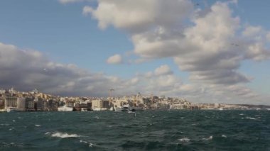 Yavaş çekim yazında, martılar rüzgarlı havada Boğaz 'ın üzerinden uçarlar.