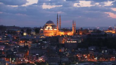 Gün batımında mavi cami, caminin üzerinde güzel bulutlar. İstanbul ve Türkiye 'yi geziyor