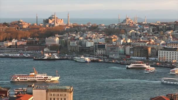 Szeroka konstrukcja katedr w Istanbuls i cieśnina Golden Horn wieczorem o złotej godzinie. Wieczorne słońce oświetla Błękitny Meczet i Hagię Sophię. — Wideo stockowe