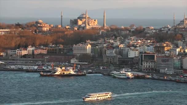 Schöne Aussicht auf die Hagia Sophia bei Sonnenuntergang, Berge im Hintergrund — Stockvideo