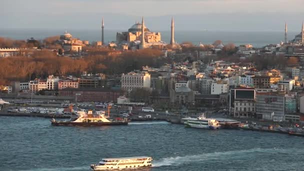 Schöne Aussicht auf die Hagia Sophia bei Sonnenuntergang, Berge im Hintergrund. 10. April 2019 — Stockvideo