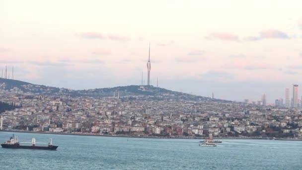 Fernsehturm in Istanbul Blick durch den Bosporus. Blick auf Istanbul und den Fernsehturm durch den Bosporus — Stockvideo