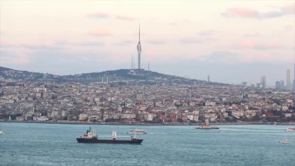 Televizní věž v Istanbulu přes Bosporu. Nákladní loď pluje na Bosporu. Pohled na Istanbul a televizní věž přes Bosporu — Stock video
