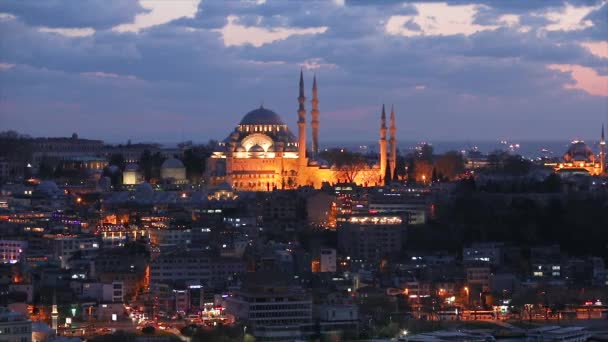 Blaue Moschee bei Sonnenuntergang, über der Moschee schöne Wolken. Sehenswürdigkeiten Istanbul, Türkei — Stockvideo