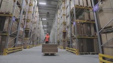 Büyük bir depodaki ışıkları söndürmek. Video tamamlama çerçevesi