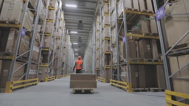 De lichten uitdoen in een groot magazijn. Video voltooiing frame — Stockvideo
