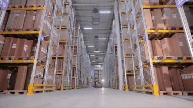 Modern depo, stokta büyük modern forklift.